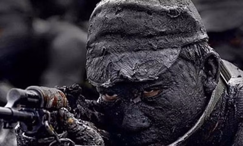 Đêm ngày 1/10, đội hình chiến đấu bắt đầu cơ động vào sát khu vực sân bay Udon. Lúc này trời mưa to, gió lớn, phải đến gần sáng ngày mùng 2, đội mới tới được gần sân bay. Trời sắp sáng, sợ lộ bí mật, mọi người phải phân tán ẩn nấp chờ đến khi trời tối để vào trinh sát mục tiêu.