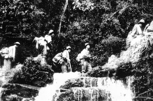 Cuối tháng 7, tổ soi đường bí mật vượt sông, luồn rừng nhằm hướng sân bay để đi. Đi được 15 ngày, hết lương thực, các anh đành phải quay về căn cứ. Ngay sau đó một sáng kiến được đưa ra, đó là dùng kỹ thuật ém lương thực theo kiểu “sâu đo”, dọc tuyến đường hành lang vào đến sân bay quân sự Udon.