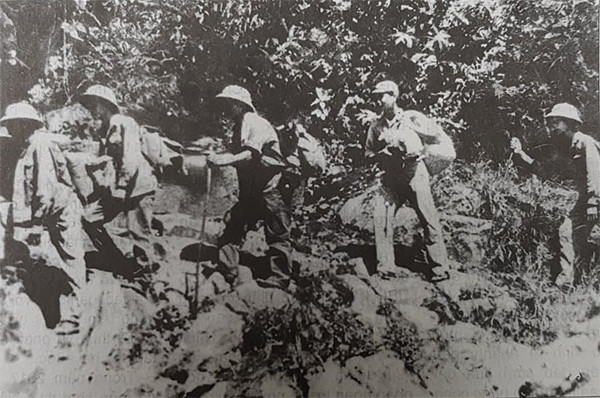 Cuối tháng 8/1972, đội hình chiến đấu gồm 10 người được thành lập, do đồng chí Đào Đức Hạnh-Đoàn trưởng Đoàn A54 chỉ huy, vượt biên giới, luồn rừng tới căn cứ cách mạng của ta ở Thái Lan. Tháng 9/1972, đội thực hiện nhiệm vụ trinh sát, tạo hành lang từ căn cứ đến sân bay Udon, xác định vị trí tập kết, đường hướng đột nhập vào sân bay.