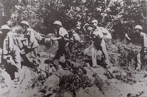 Cuối tháng 8/1972, đội hình chiến đấu gồm 10 người được thành lập, do đồng chí Đào Đức Hạnh-Đoàn trưởng Đoàn A54 chỉ huy, vượt biên giới, luồn rừng tới căn cứ cách mạng của ta ở Thái Lan. Tháng 9/1972, đội thực hiện nhiệm vụ trinh sát, tạo hành lang từ căn cứ đến sân bay Udon, xác định vị trí tập kết, đường hướng đột nhập vào sân bay.