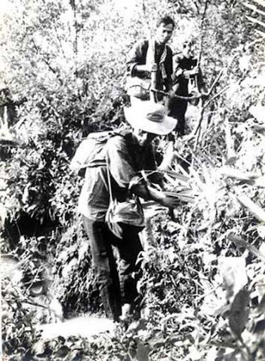 Ba chiến sĩ của đội, mỗi người mang hơn 30kg lương thực, đến vị trí A để lại 10kg, chôn kỹ và đánh dấu rồi quay về. Cứ thế từng chuyến lương thực được chuyển đến vị trí B, C, D… trên suốt chặng đường dài. Tháng 8/1972, đã liên lạc được với cơ sở của ta trên đất Thái Lan, các anh đóng giả thành người bản địa, để trinh sát khu vực sân bay.