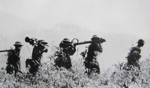 Lúc này đang là mùa mưa, hành quân mang vác nặng qua mọi địa hình phức tạp đã là vất vả, do yếu tố bí mật, đội lại phải luồn lách qua các tuyến bố trí của địch. Nhiều đoạn đường ngập sâu trong nước, anh em chỉ lo cho đạn dược không bị ẩm ướt, bảo quản được vũ khí, không ai còn tâm trí lo đến miếng ăn.