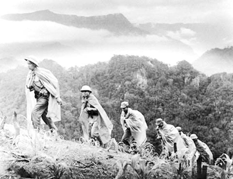 Dù gạo rang đã thiu mốc, quần áo ẩm ướt cả ngày không được thay, nước uống cặn đục, nằm bờ ngủ bụi, nhưng những chiến sĩ đặc công vẫn quyết tâm hoàn thành nhiệm vụ. Gần đến khu vực sân bay thì đồng chí Hồi, khẩu đội trưởng bị sốt cao, không thể tiếp tục đi. Để lại 2 chiến sĩ ở lại trông nom, đội hình chiến đấu vẫn quyết tâm lên đường.