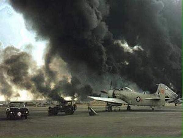 Tại vị trí tập kết, chỉ huy trận đánh nóng lòng nghe tiếng nổ vọng ra từ khu vực sân bay, nhưng không gian bốn bề vẫn tĩnh lặng. Cho tới 10 giờ sáng ngày mùng 3/10/1972, khi nghe những tiếng nổ liên hồi từ phía sân bay, tổ đánh kho xăng và tổ mở cửa mới gặp được nhau, 4 người còn lại của tổ đánh B-52 vẫn chưa thể thoát ra được.