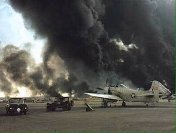 Tại vị trí tập kết, chỉ huy trận đánh nóng lòng nghe tiếng nổ vọng ra từ khu vực sân bay, nhưng không gian bốn bề vẫn tĩnh lặng. Cho tới 10 giờ sáng ngày mùng 3/10/1972, khi nghe những tiếng nổ liên hồi từ phía sân bay, tổ đánh kho xăng và tổ mở cửa mới gặp được nhau, 4 người còn lại của tổ đánh B-52 vẫn chưa thể thoát ra được.