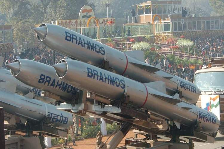 BrahMos từng bẻ gãy con tàu mục tiêu thành hai đoạn, trong quá trình thử nghiệm, chứng tỏ sức mạnh ghê gớm của nó. Ngoài tốc độ gây chết người, tên lửa còn có thể bay ở độ cao cực thấp chỉ 10 mét trên mặt biển, khiến tàu chiến đối phương có rất ít thời gian để phản ứng.