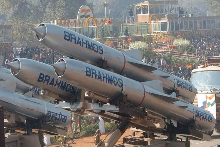BrahMos từng bẻ gãy con tàu mục tiêu thành hai đoạn, trong quá trình thử nghiệm, chứng tỏ sức mạnh ghê gớm của nó. Ngoài tốc độ gây chết người, tên lửa còn có thể bay ở độ cao cực thấp chỉ 10 mét trên mặt biển, khiến tàu chiến đối phương có rất ít thời gian để phản ứng.