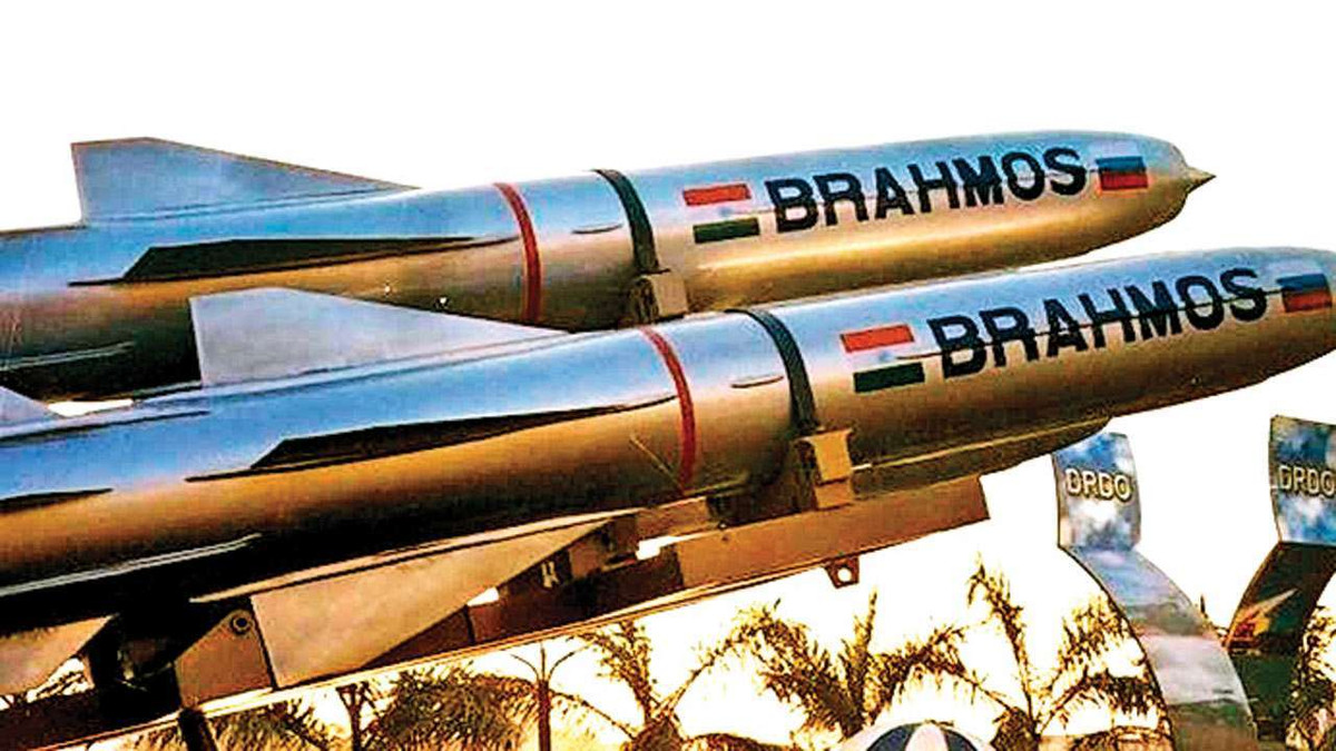 Tên lửa BrahMos cũng có thể thực hiện các động tác cơ động hình chữ S ở giai đoạn cuối, để tránh tên lửa phòng không và tên lửa tầm gần của đối phương. BrahMos sử dụng hệ thống dẫn đường tiên tiến, với tỷ lệ sai số khoảng chỉ khoảng 1 mét và độ chính xác khi tấn công rất cao.