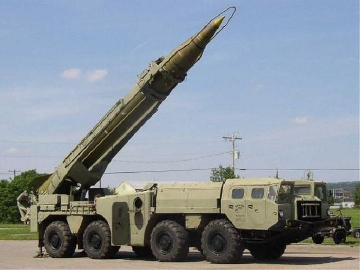 R-17 hay Scud B là bản nâng cấp so với Scud A, bắt đầu hoạt động vào năm 1962. Tên lửa có chiều dài 11,25 m, đường kính 0,88 m và nặng 5.900 kg khi phóng. Nó có tầm bắn 300 km với độ chính xác sai số chỉ 450 m.