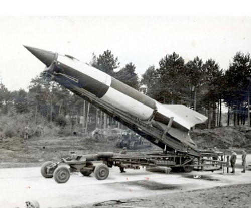 Liên Xô đã tiến hành nghiên cứu, mổ xẻ tên lửa V-2 do Đức Quốc xã phát triển, quá trình nghiên cứu phát triển này đã kéo dài trong 10 năm, trước khi Liên Xô ra mắt tên lửa R-11M, diễu hành qua Quảng trường Đỏ vào tháng 11/1957. 