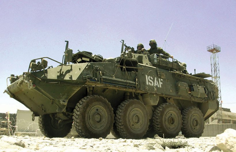 Ba trung đoàn chính quy của Quân đội Canada là Trung đoàn Bộ binh Hạng nhẹ Princess Patricia, Trung đoàn Hoàng gia Canada và Trung đoàn 22 Hoàng gia, chủ yếu nói tiếng Pháp. Ngoài ra còn có gần năm mươi "trung đoàn" lực lượng dự bị, nhưng phần lớn không phải là quy mô của các trung đoàn chính quy.