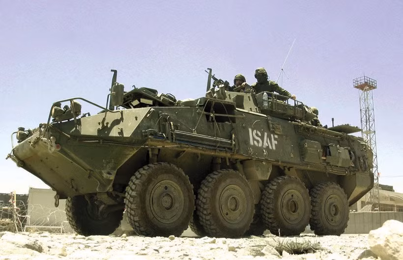 Ba trung đoàn chính quy của Quân đội Canada là Trung đoàn Bộ binh Hạng nhẹ Princess Patricia, Trung đoàn Hoàng gia Canada và Trung đoàn 22 Hoàng gia, chủ yếu nói tiếng Pháp. Ngoài ra còn có gần năm mươi "trung đoàn" lực lượng dự bị, nhưng phần lớn không phải là quy mô của các trung đoàn chính quy.