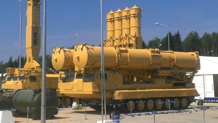 Ai Cập cũng chú ý đầu tư vào hiện đại hóa mạng lưới phòng không trên bộ đã lạc hậu của họ, bằng các hệ thống hiện đại. Với tên lửa phòng không S-300V4, được coi là hệ thống phòng không đa nhiệm, có năng lực nhất trên thế giới và đắt nhất do Nga cung cấp khi đó. 