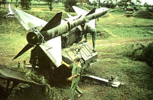 Thứ ba là hệ thống phòng không, không quân Mỹ đã quá tự tin khi tham chiến ở chiến trường châu Âu và chiến tranh Triều Tiên. Ở Việt Nam, hệ thống phòng không không còn đơn thuần là các khẩu súng máy 12.7mm, 14.5mm, pháo cao xạ 37mm,…nữa mà là các khẩu pháo 57mm nòng đôi cực kỳ lợi hại, các dàn tên lửa phòng không SAM-2 chết người và tên lửa vác vai SA-7 Strella.