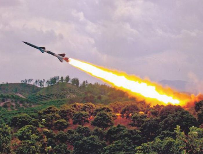 Thứ tư là tên lửa SAM-2, với tầm bắn lên đến 45 km, được Liên Xô viện trợ cho Việt Nam từ những năm 1965, đã làm thay đổi cục diện trên chiến trường. Trước đó, các máy bay của Mỹ tự do oanh kích quân Giải phóng, vì họ chưa có nhiều vũ khí đủ sức bắn hạ, mà chỉ có khả năng làm bị thương hoặc buộc máy bay Mỹ ném bom không chính xác. 