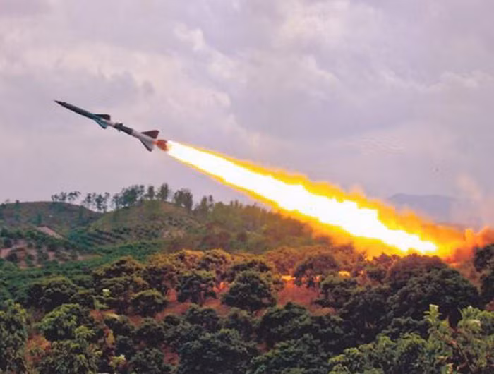 Thứ tư là tên lửa SAM-2, với tầm bắn lên đến 45 km, được Liên Xô viện trợ cho Việt Nam từ những năm 1965, đã làm thay đổi cục diện trên chiến trường. Trước đó, các máy bay của Mỹ tự do oanh kích quân Giải phóng, vì họ chưa có nhiều vũ khí đủ sức bắn hạ, mà chỉ có khả năng làm bị thương hoặc buộc máy bay Mỹ ném bom không chính xác. 