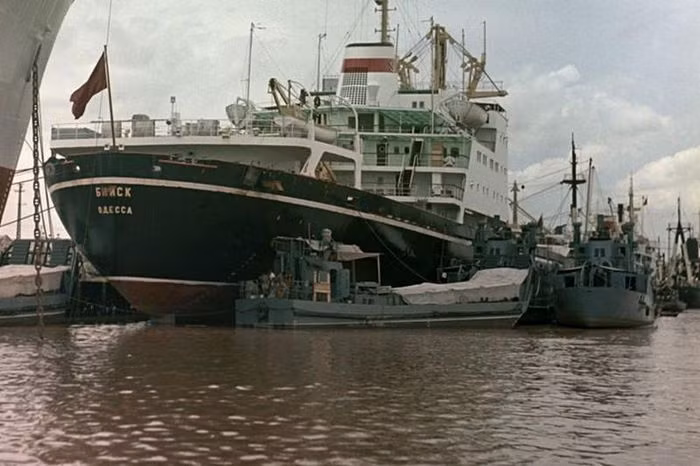 Sau năm 1960, quân ta nhận được nhiều vũ khí hiện đại từ Liên Xô như tiêm kích MiG-21, tên lửa SAM-2, xe tăng T-54, xe bọc thép PT-76, các vũ khí này đều được các cố vấn Liên Xô, Trung Quốc sang hỗ trợ. Và điều đặc biệt là bộ đội ta có tinh thần học hỏi, thông minh, sáng tạo nên nhanh chóng nắm bắt và có thể sử dụng thành thạo các vũ khí hiện đại. 