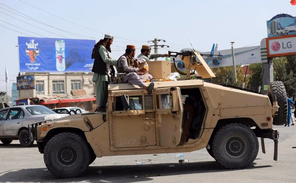 Các chuyên gia quân sự đã phân tích và dự đoán tình hình ở Afghanistan, nghiên cứu các dữ kiện của 12 tháng qua và tham khảo một báo cáo của tình báo quân đội Mỹ, đều có chung nhận xét, Kabul sẽ thất thủ. Tuy nhiên không có dự báo nào chính xác, khi thấy chính quyền Afghanistan thân Mỹ bị sụp đổ quá nhanh.