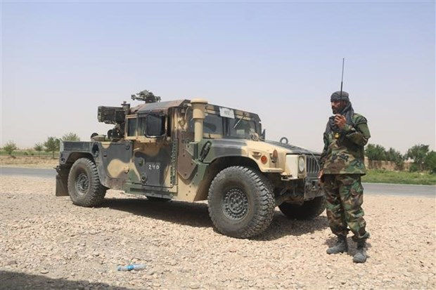 Tài sản lớn nhất của quân đội Afghanistan do Mỹ cung cấp là hàng nghìn xe quân sự cơ động cao Humvee, hàng trăm xe bọc thép bảo vệ M1117 Guardian, khoảng một trăm xe chiến đấu bọc thép M1224 MaxxPro, hàng trăm xe tải quân sự, xe jeep và xe bán tải.