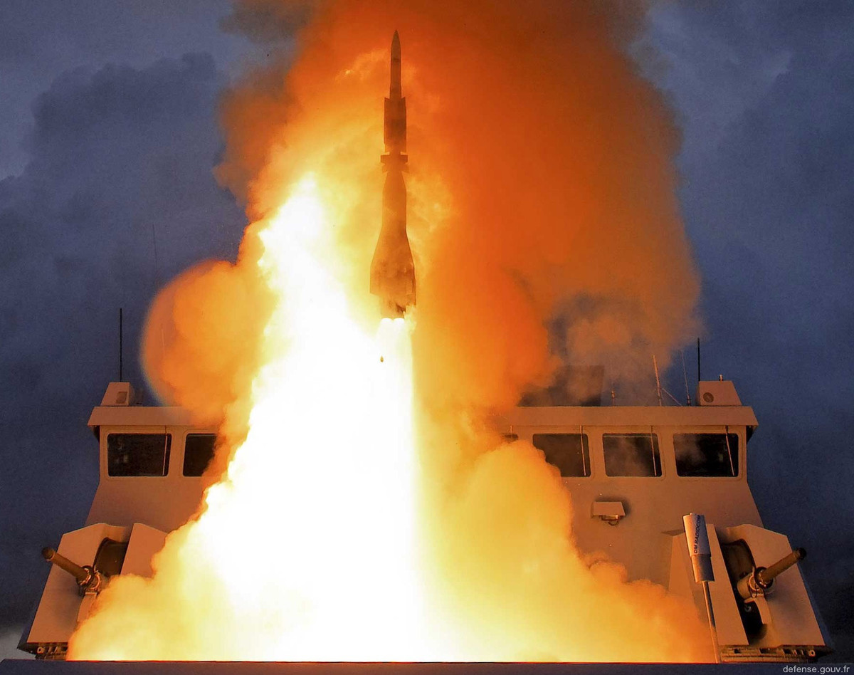 Vào đầu thập niên 1980, khi chiến tranh Lạnh đang ở thời kỳ căng thẳng nhất, Hải quân Mỹ bắt đầu lắp đặt các ống phóng tên lửa thẳng đứng trên các chiến hạm chính của họ và thiết kế các loại tên lửa khác nhau, để thích ứng với các ống phóng này.