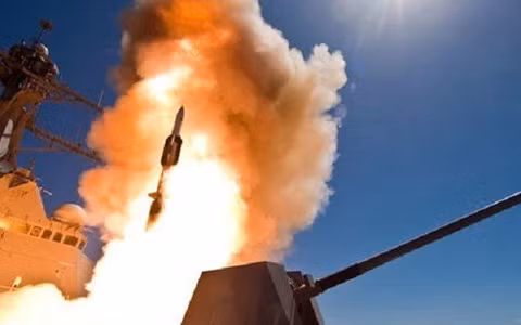 Kể từ khi tên lửa Standard-6 lần đầu tiên được đưa vào trang bị cách đây 8 năm, Hải quân Mỹ mới chỉ mua vài trăm tên lửa loại này. Nhưng bắt đầu từ năm 2024, mục tiêu của Hải quân Mỹ là tăng số lượng mua lên 180 tên lửa Standard-6 mỗi năm, nhằm đối phó với tình hình hết sức khó lường ở khu vực Tây Thái Bình Dương. Nguồn ảnh: Pinterest.