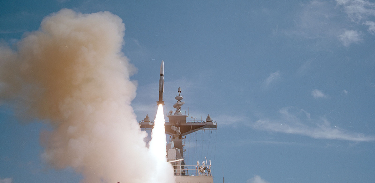 Do đó, chỉ huy hạm đội phải dự đoán được các mối đe dọa và nhiệm vụ để có thể nạp các loại tên lửa cho phù hợp. Ví dụ, ở Vịnh Ba Tư, khi chuẩn bị tiến hành một cuộc tấn công vào Syria, sẽ cần nhiều tên lửa Tomahawk hơn. Ở Tây Thái Bình Dương, sẽ cần thêm nhiều tên lửa đánh chặn.