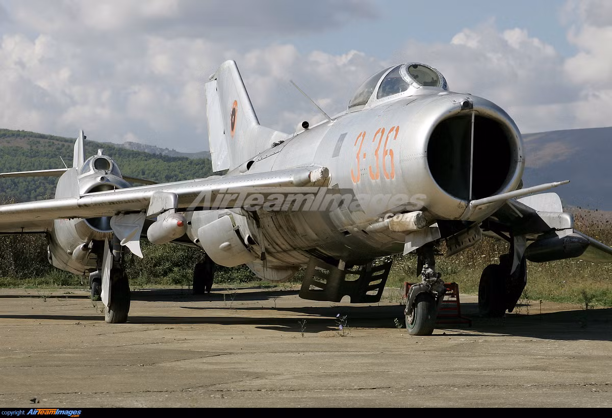  Tiêm kích MiG-19 là máy bay chiến đấu phản lực, hai động cơ; đây cũng là loại máy bay đầu tiên của Liên Xô có tốc độ vượt âm. MiG-19 được thiết kế để giải quyết các vấn đề tồn tại của MiG-15 và MiG-17.