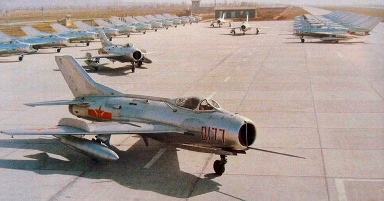 Về vũ khí, MiG-19 chỉ được trang bị pháo hàng không chứ chưa được trang bị tên lửa (thực tế khi đó Liên Xô chưa chế tạo được tên lửa có điều khiển). Những phiên bản do Trung Quốc sản xuất về sau (J-6), đã được trang bị tên lửa không đối không tự dẫn bằng hồng ngoại.