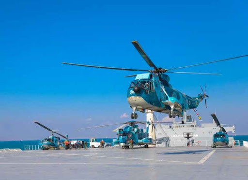 Ngày 13/1, trong cuộc diễn tập quân sự của Hải quân Iran, tàu hậu cần Mokran, được mệnh danh là tàu sân bay trực thăng lớn nhất của Iran, đã có màn ra mắt. Ngoài ra, tàu ngầm lớp Fatah đã phóng ngư lôi thành công và đánh trúng mục tiêu, chứng tỏ khả năng tấn công chính xác của Iran đối với các tàu địch.