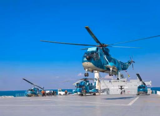 Ngày 13/1, trong cuộc diễn tập quân sự của Hải quân Iran, tàu hậu cần Mokran, được mệnh danh là tàu sân bay trực thăng lớn nhất của Iran, đã có màn ra mắt. Ngoài ra, tàu ngầm lớp Fatah đã phóng ngư lôi thành công và đánh trúng mục tiêu, chứng tỏ khả năng tấn công chính xác của Iran đối với các tàu địch.