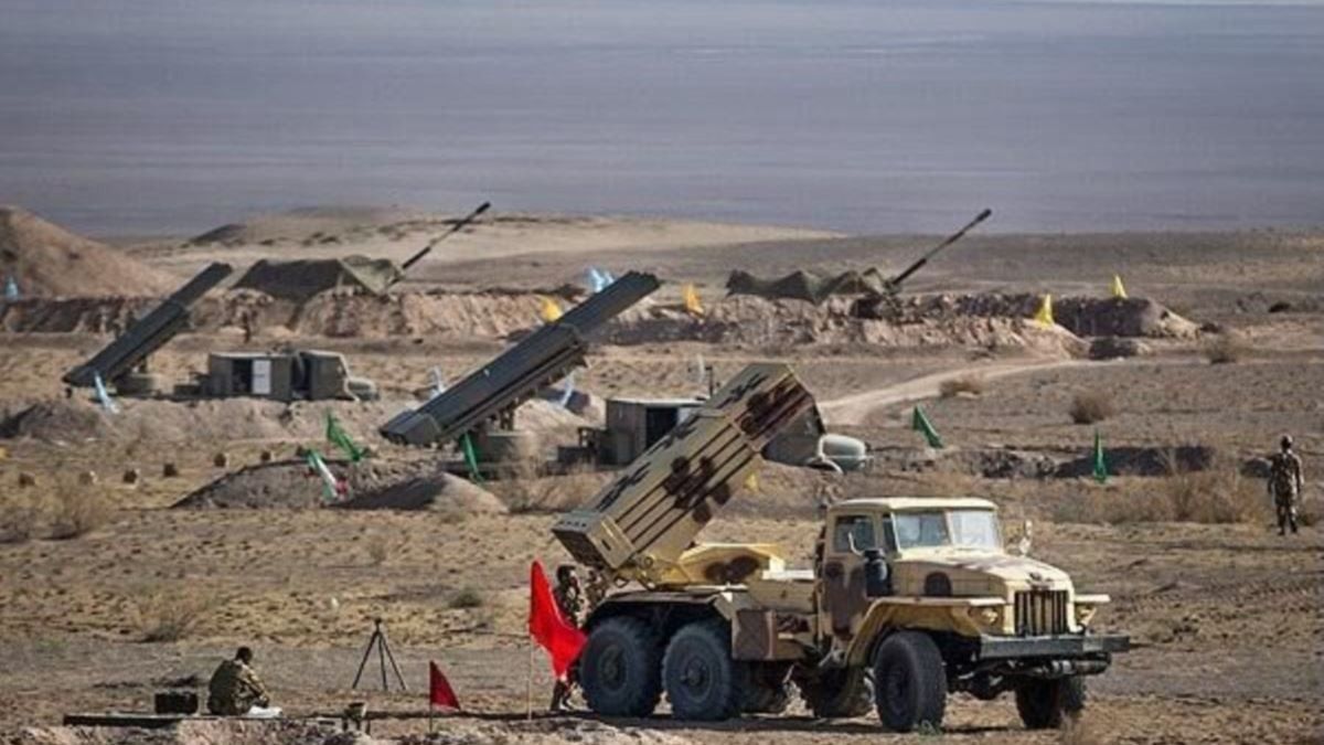 Một số nhà phân tích chỉ ra rằng, mục đích của các cuộc tập trận quân sự tập trung của Iran vừa qua, là nhằm đưa ra lời cảnh báo mạnh mẽ tới Mỹ: Bất kỳ hành động nào của quân đội Mỹ trong khu vực, đều nằm trong tay Iran; Iran có thể "ngay và luôn" phong tỏa Vịnh Ba Tư và eo biển "huyết mạch dầu khí Hormuz".