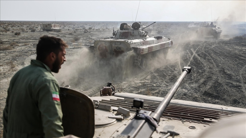 Trong bối cảnh như vậy, các lực lượng vũ trang Iran đã tổ chức 5 cuộc tập trận quân sự liên tiếp trong vòng nửa tháng; bắt đầu thực hiện các biện pháp để tăng lượng uranium làm giàu lên 20%, và công bố kế hoạch sản xuất uranium kim loại; Mỹ và Iran được xem là đang "khoe cơ bắp" và không "nhường nhịn" nhau.