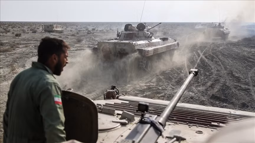 Trong bối cảnh như vậy, các lực lượng vũ trang Iran đã tổ chức 5 cuộc tập trận quân sự liên tiếp trong vòng nửa tháng; bắt đầu thực hiện các biện pháp để tăng lượng uranium làm giàu lên 20%, và công bố kế hoạch sản xuất uranium kim loại; Mỹ và Iran được xem là đang "khoe cơ bắp" và không "nhường nhịn" nhau.