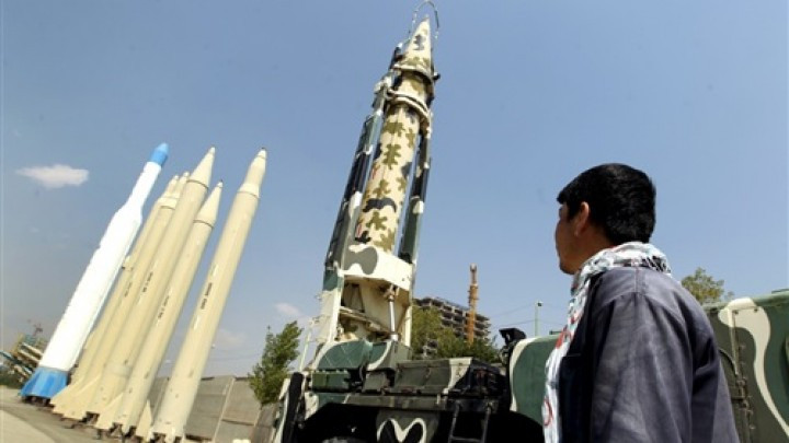 Hiện nay Iran nhấn mạnh rằng, Mỹ phải dỡ bỏ các lệnh trừng phạt với Iran trước. Trong khi đó Mỹ cho rằng, Iran cần phải thực hiện thỏa thuận hạt nhân trước. Hai bên đang vướng vào tranh cãi về việc, ai là người thực hiện trước.