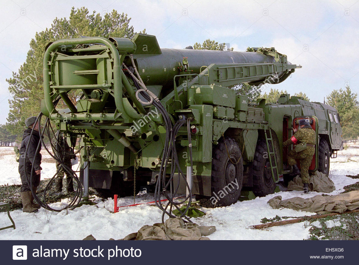 Đồng thời việc sử dụng tên lửa Scud cũng là một phương tiện hữu hiệu để gửi tín hiệu tới khối NATO ,về khả năng tấn công tầm xa và chính xác của Quân đội Liên Xô ở Đông Âu.