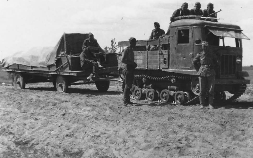 Ba chiếc xe tăng đầu tiên dựa trên ý tưởng này, được chế tạo thủ công chỉ trong vòng vài tuần. Các kỹ sư tháo rời phần trên của những cỗ máy kéo STZ-5, rồi hàn các tấm thép vào thân, lắp tháp pháo xoay cùng vũ khí trang bị lên trên.