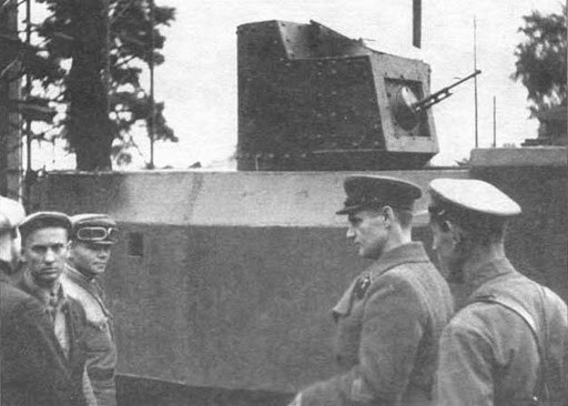 Các máy kéo bọc thép này có thể đạt vận tốc tối đa 20 km/h. Tuy nhiên, theo lời kể của các nhân chứng, chúng tạo ra âm thanh vô cùng ồn ào khi di chuyển. Phạm vi hoạt động của xe có thể lên tới 140 km, nhưng trên thực tế chúng chưa bao giờ phải di chuyển khoảng cách xa đến vậy.