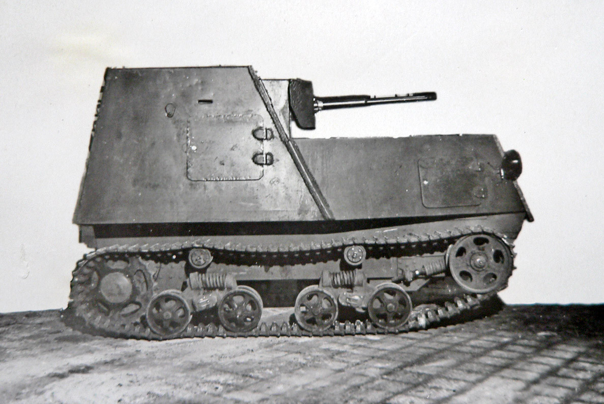 NI-1 không phải mẫu máy kéo bọc thép duy nhất được chế tạo trong Thế chiến II. Những phương tiện tương tự cũng được sản xuất ở những cơ sở đủ khả năng kỹ thuật, như hơn 50 hệ thống pháo tự hành KhTZ-16 được làm từ máy kéo ở Kharkov.