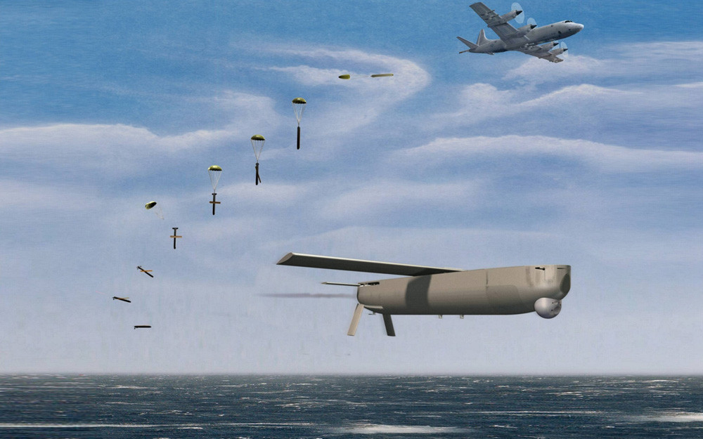 Không giống như nhiều máy bay không người lái và các phương tiện săn ngầm khác, P-8 không chỉ có thể phát hiện và theo dõi các tàu ngầm của đối phương, mà còn có thể tấn công và tiêu diệt chúng, bằng những vũ khí mang theo, như bom chìm hoặc tên lửa hành trình.