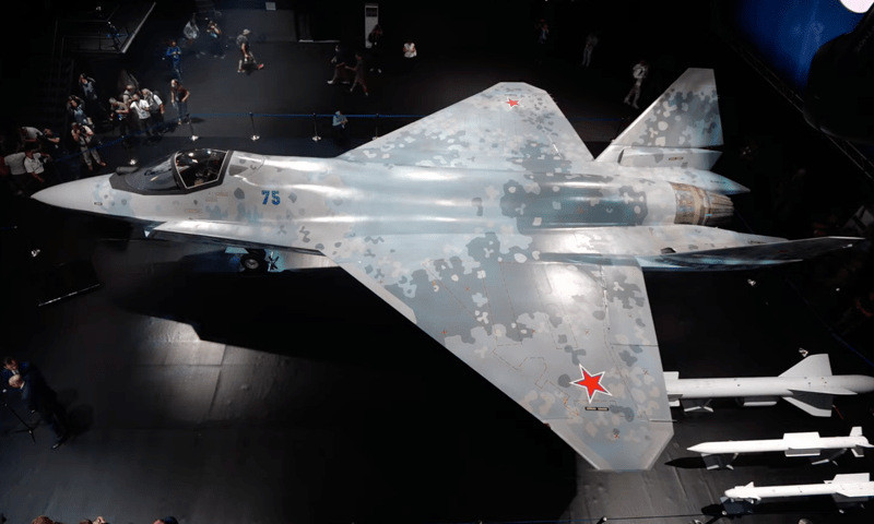 Trong khi hầu hết các máy bay chiến đấu của Nga vẫn trang bị R-27, thì tiêm kích tàng hình Checkmate được cho là sẽ trang bị R-37M để chiến đấu ngoài tầm nhìn kết hợp với radar AESA tiên tiến, cho phép nó dẫn đường cho tên lửa tới các mục tiêu cách xa tới 400km, đây là tầm bắn tối đa của R-37.