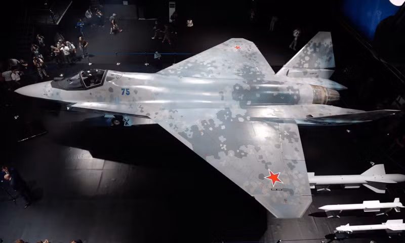 Trong khi hầu hết các máy bay chiến đấu của Nga vẫn trang bị R-27, thì tiêm kích tàng hình Checkmate được cho là sẽ trang bị R-37M để chiến đấu ngoài tầm nhìn kết hợp với radar AESA tiên tiến, cho phép nó dẫn đường cho tên lửa tới các mục tiêu cách xa tới 400km, đây là tầm bắn tối đa của R-37.