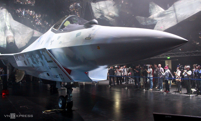 Checkmate có một cửa hút khí góc cạnh duy nhất dưới thân máy bay về phía trước, được cho là cửa hút siêu âm không chuyển hướng. Điều này sẽ không chỉ đảm bảo cung cấp luồng không khí ổn định cho động cơ trên phạm vi vận hành rộng, mà còn giúp hạn chế sóng radar từ hầu hết các góc độ.