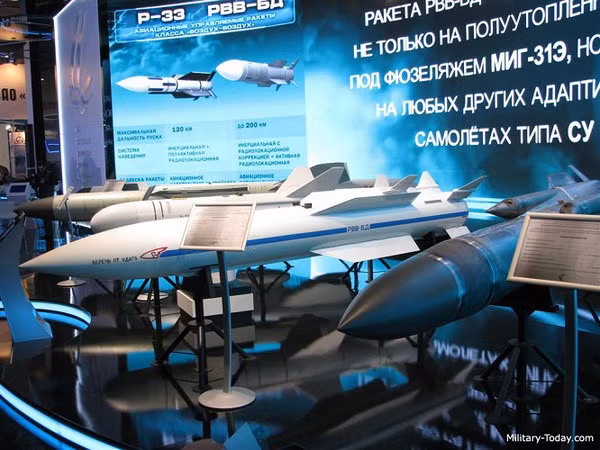 Đầu tiên là tên lửa R-37M, là tên lửa không đối không nhanh nhất và xa nhất trên thế giới, với tốc độ Mach 6, nó nằm trong số rất ít tên lửa có thể bay với tốc độ siêu thanh, làm giảm thời gian phản ứng của máy bay đối phương khi bị tên lửa nhắm mục tiêu.