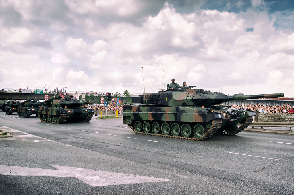 Do tiến hành nâng cấp lớn, Leopard 2PL sẽ không thể sử dụng phụ tùng từ Công ty Krauss-Maffei Wegmann của Đức (công ty sản xuất xe tăng Leopard 2), mà phải thay thế từ chuỗi cung cấp hậu cần khác.