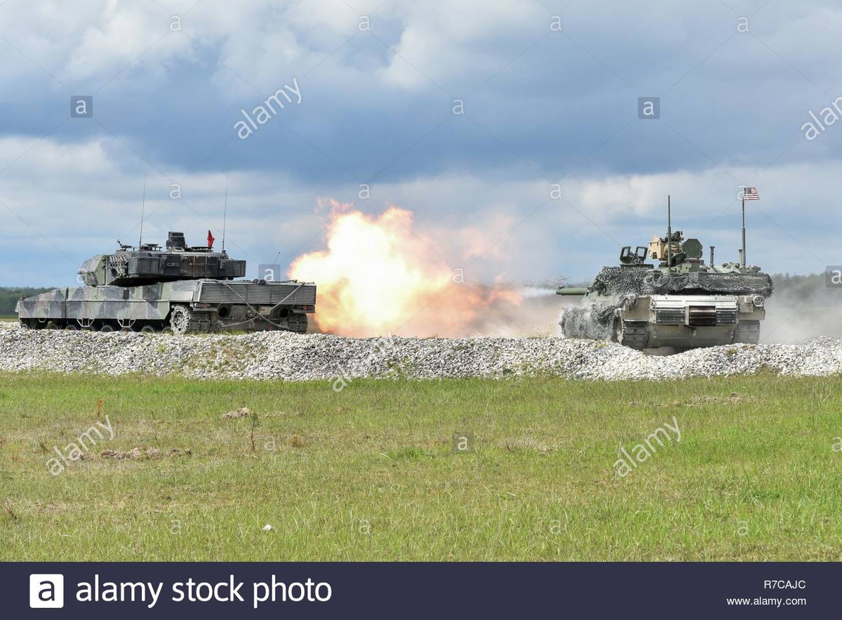 Ngoài xe tăng chủ lực PT-91 nội địa và T-72M1, Ba Lan còn sở hữu số lượng xe tăng Leopard 2 khá lớn, gồm 142 chiếc Leopard 2A4 và 105 chiếc Leopard 2A5. Những phiên bản này về cơ bản là Leopard 2 tiêu chuẩn, mà không có bất kỳ nâng cấp đáng kể nào.