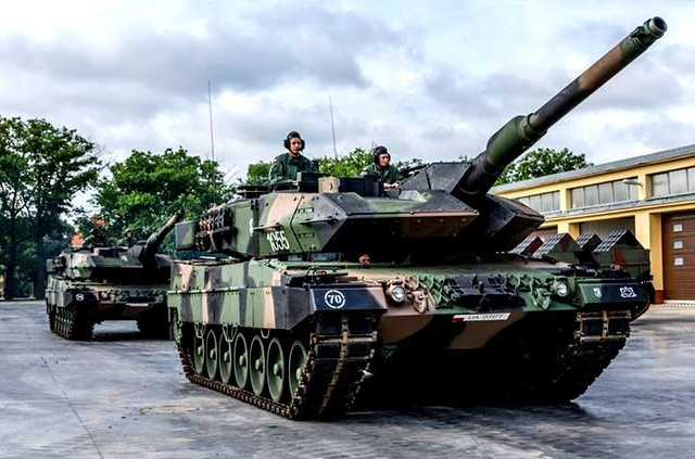 Leopard 2A4 sẽ thay thế pháo mới để có thể bắn được các loại đạn DM11 và DM63, có áp suất khí thuốc cao hơn và loại đạn có thể lập trình được. Thay thế các cơ cấu điều khiển tháp pháo thủy lực của 2A4 bằng các cơ cấu điện (do tính chất dễ cháy của chất lỏng thủy lực), do các công ty Ba Lan chế tạo.
