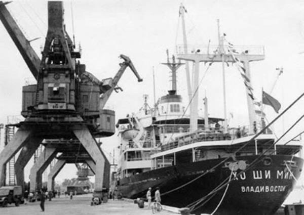 Các thủy thủ Liên Xô chuyển hàng bằng hai tuyến đường. Tuyến đường ngắn từ cảng vùng Viễn Đông, vượt qua khoảng 3.000 hải lý đi qua vùng biển cá nước Đông Á và mất 10 ngày đêm để đến Việt Nam.