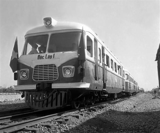 Trong giai đoạn đầu tiên của chiến tranh các vũ khí, thiết bị quân sự và vật tư khác được chuyển từ Liên Xô tới Việt Nam chủ yếu là bằng đường sắt và đi qua lãnh thổ của Trung Quốc.