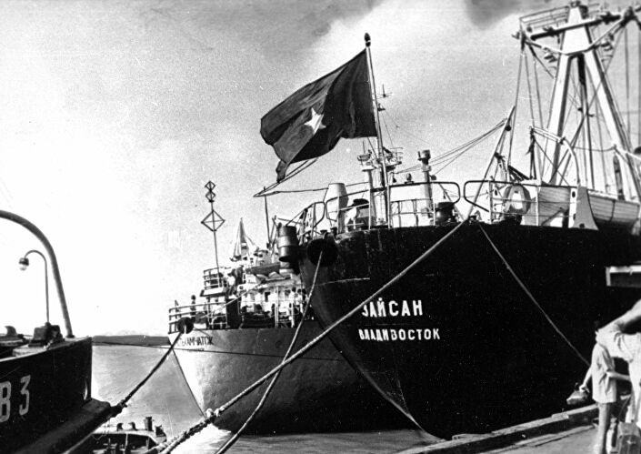 Trong những năm không quân Mỹ đánh phá miền Bắc Việt Nam, trung bình mỗi tháng có 40 con tàu Liên Xô đi theo những lộ trình này tới Việt Nam và neo lại bốc dỡ hàng tại các cảng Hải Phòng, Hòn Gai và Cẩm Phả.