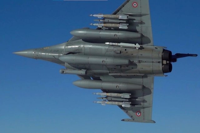 Tiêm kích chiến đấu Rafale dự kiến đi vào hoạt động vào năm 1996, nhưng do các yếu tố như cắt giảm ngân sách sau Chiến tranh Lạnh, nên tiến độ chậm. Có ba phiên bản chính của Rafale, là kiểu C một chỗ ngồi của Không quân Pháp, kiểu B hai chỗ ngồi tiến công mặt đất và kiểu M một chỗ ngồi, hoạt động trên tàu sân bay của Hải quân.